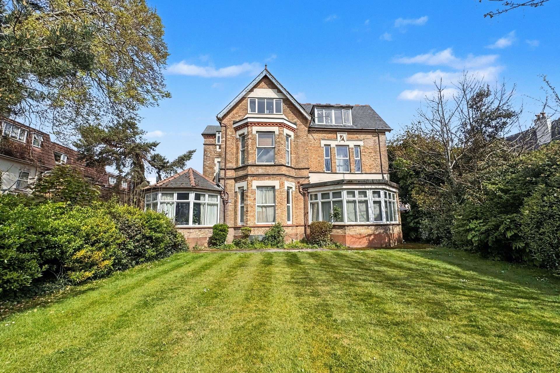 ONE BEDROOM APARTMENT WITH PARKING IN SOUGHT AFTER AREA 