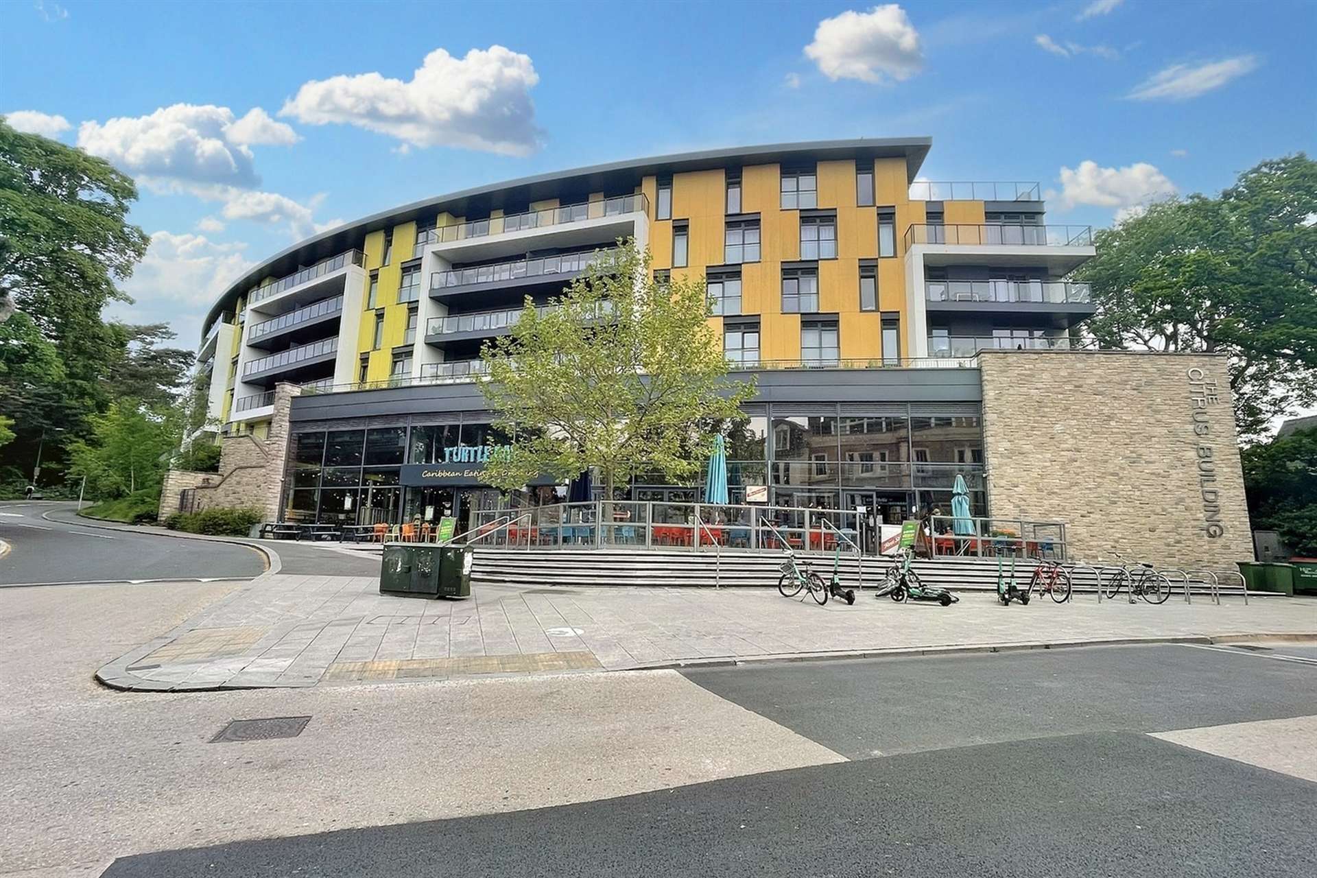 TWO BEDROOM TOWN CENTRE APARTMENT WITH ALLOCATED PARKING & NO FORWARD CHAIN