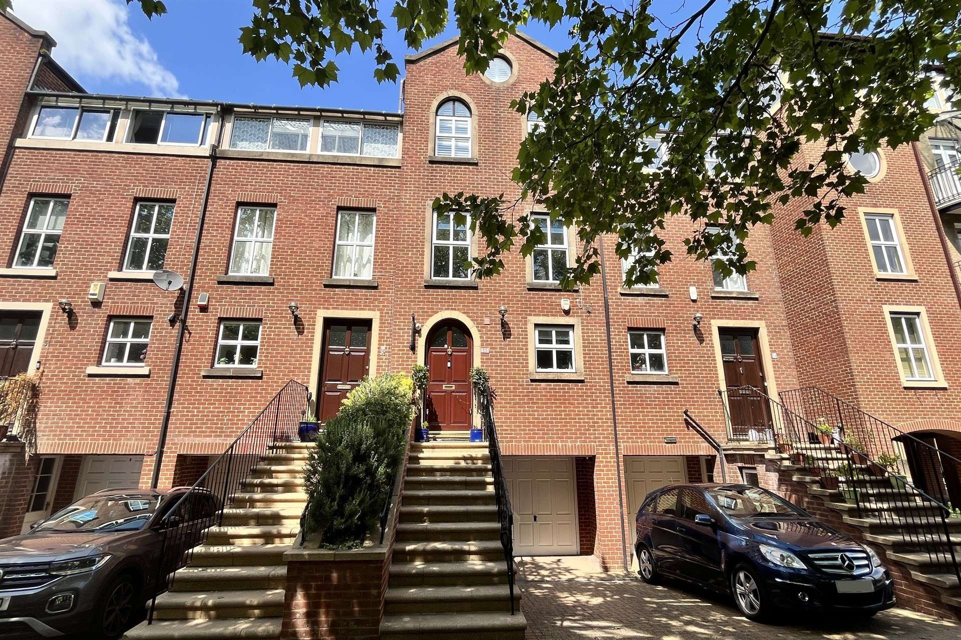 Alcantara Crescent
